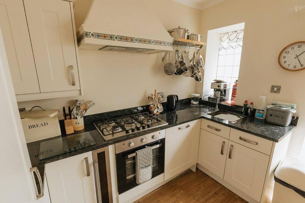 Fir Tree Cottage - Cosy 3 Bed Cottage In Penrhyn Bay With Beautiful Sea Views And Access To Snowdonia Рос-он-Си Экстерьер фото